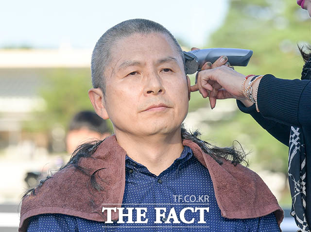 황교안 자유한국당 대표가 16일 오후 서울 종로구 청와대 분수대 앞에서 조국 법무부 장관 사퇴를 촉구하며 삭발하고 있다. /청와대=김세정 기자