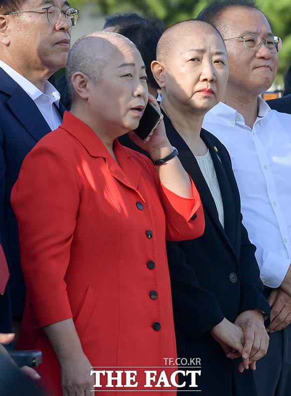 지난 11일 같이 삭발식을 한 김숙향 자유한국당 서울 동작갑 당협위원장(왼쪽)과 나란히 참석한 박인숙 의원