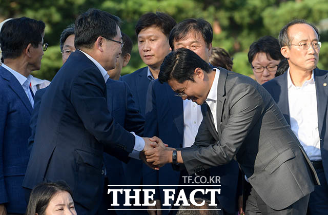 함께 현장을 찾아 자유한국당 관계자와 인사하는 김광진 청와대 정무비서관(오른쪽)