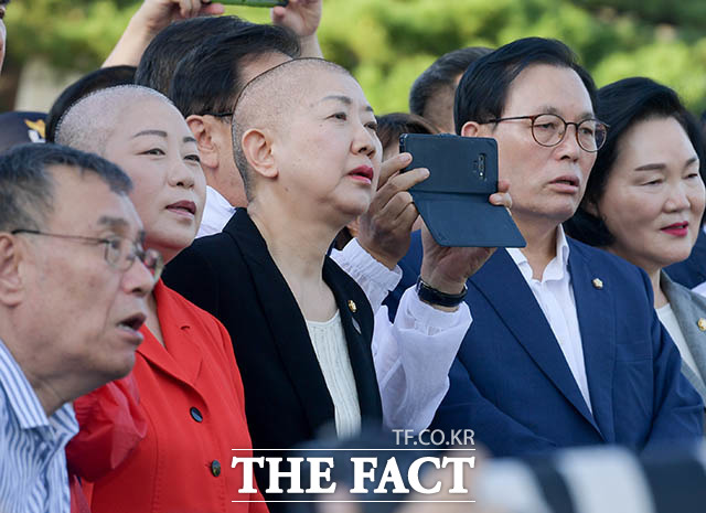 이를 안타깝게 지켜보는 박인숙 의원