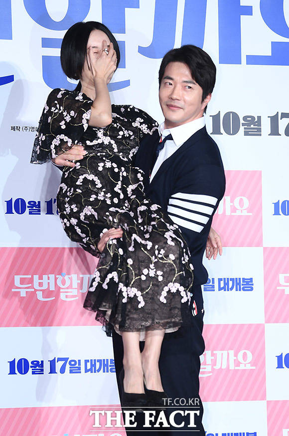 배우 이정현(왼쪽)과 권상우가 17일 오전 서울 광진구 롯데시네마 건대입구점에서 열린 영화 '두번할까요' 제작보고회에 참석해 포즈를 취하고 있다. /이동률 기자