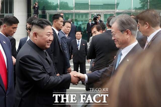 문 대통령은 9차 한미정상회담에서 트럼프 대통령과 비핵화 문제에 대해 논의할 것으로 보인다. 북미 간 비핵화 해법의 틈을 좁히는 것이 관건으로 꼽힌다. 지난 6월 판문점에서 악수하는 문 대통령과 김정은 북한 국무위원장. /청와대 제공