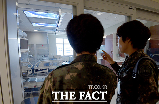 꼼꼼하게 살펴보는 간호사관들