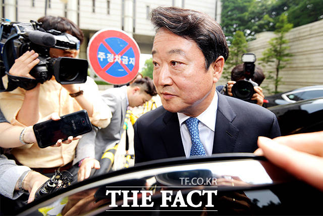 이웅열 전 코오롱그룹 회장이 이번 국정감사에 증인으로 채택됐다. 보건복지위원회는 이 전 회장에게 국정감사장에서 인보사와 관련한 문제를 추궁할 것을 예고했다. 사진은 이웅열 전 코오롱그룹 회장이 지난 7월 18일 오후 서울 서초구 서울중앙지방법원에 출석해 1심 선고 재판을 마치고 나오고 있는 모습./더팩트 DB