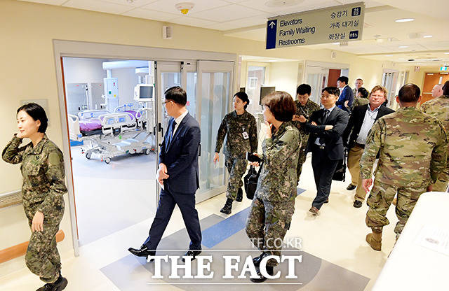 병원 둘러보는 군 관계자들