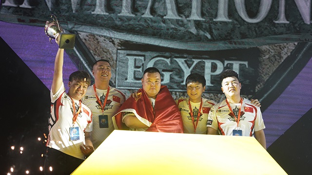 'CFS 인비테이셔널 이집트 2019' 우승팀인 슈퍼 발리언트 게이밍이 트로피를 들고 환호하고 있다. /스마일게이트 제공
