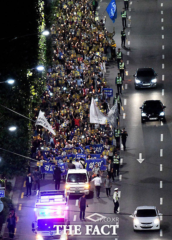'사법적폐청산 범국민 시민연대'가 20일 오후 서울 서초동 서울중앙지검 앞에서 검찰개혁 촛불집회와 대학교수들의 검찰개혁 촉구 서명운동 등 검찰개혁을 촉구하는 집회를 열고 있다. /이효균 기자