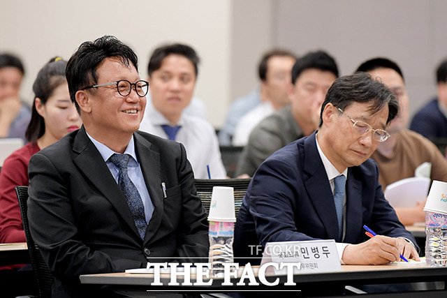 유동수 더불어민주당 정무위원회 간사(오른쪽)