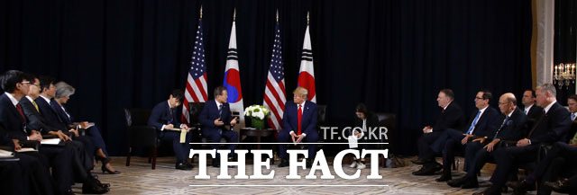 문재인 대통령이 23일(현지시간) 뉴욕 인터콘티넨탈 뉴욕 바클레이 호텔에서 도널드 트럼프 미국 대통령과 한미정상회담을 하고 있다. /뉴욕=뉴시스