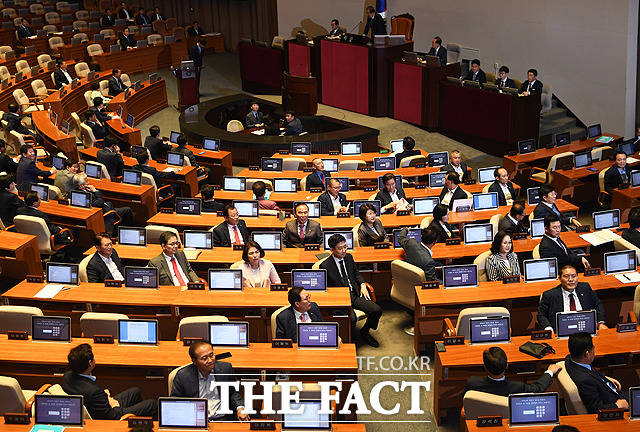 자유한국당 의원들이 26일 오후 서울 여의도 국회에서 열린 본회의에 참석해 조국 장관의 인사말을 듣지 않고 등을 돌린채 앉아있다. / 국회=배정한 기자