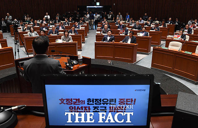 자유한국당 의원총회가 26일 오후 서울 여의도 국회에서 진행된 가운데 주광덕 의원(왼쪽)이 발언을 하고 있다. / 국회=배정한 기자