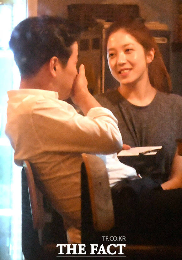 이여진 캐스터의 깜짝 생일 선물에 감동하는 김현우 앵커.