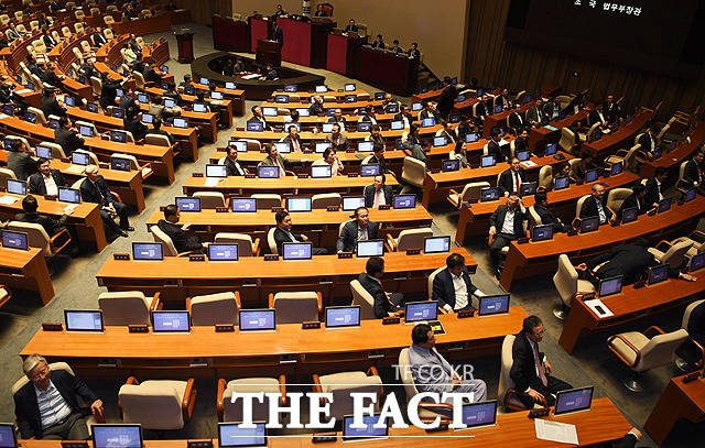 조국 장관에 등 돌린 자유한국당