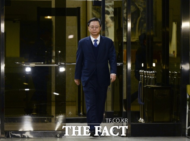 우병우 전 청와대 민정수석이 2017년 4월12일 새벽 구속영장 청구가 기각되자 서울 서초구 서울중앙지검을 나서고 있다. /임세준 기자