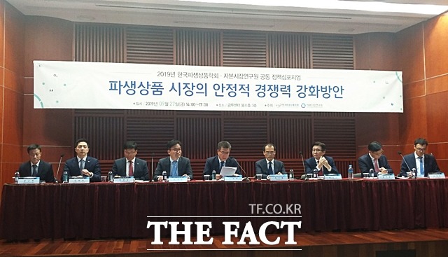 금융투자업계 관계자들은 이번 해외금리 연계형 파생결합상품(DLS·DLF)의 대규모 손실 사태 논란 이후 전반적인 점검이 필요함과 동시에 은행을 판매 채널에서 제외해야 한다고 제안했다. /여의도=지예은 기자