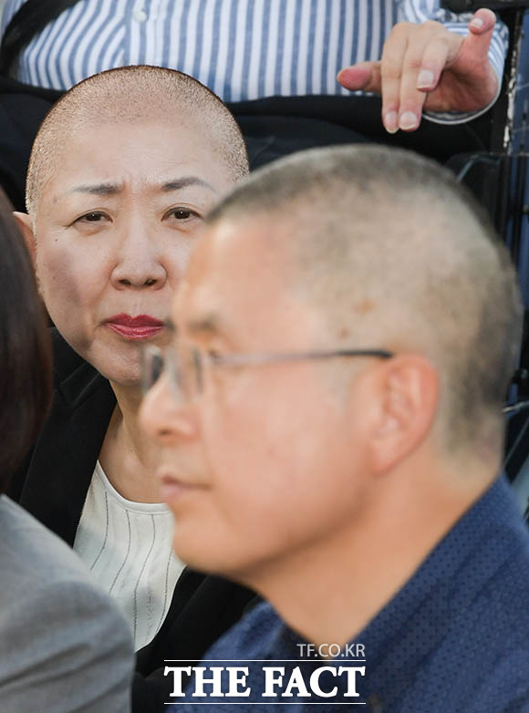 '묘한 친근함?' 이날부로 자유한국당에선 박 의원과 황 대표 두 명이 삭발에 동참했다.