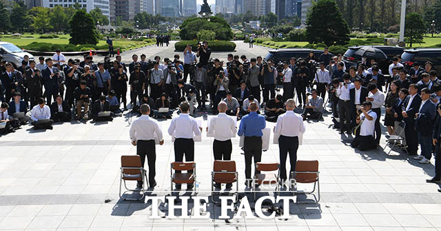 '화제성이 다했나' 이들과 다음날 이헌승 의원을 끝으로 야권의 삭발 릴레이는 잠정 중단 상태에 들어갔다.