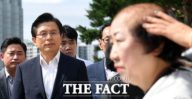 '다음 순서는 누구?' 박 의원의 삭발을 지켜보는 황교안 대표.