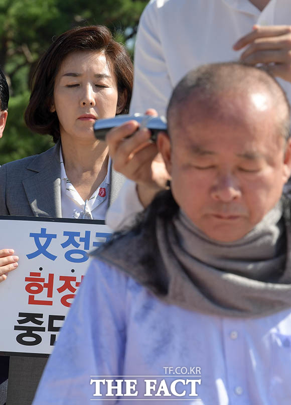 '눈 꼭 감은 나경원' 나경원 원내대표가 18일 이주영 국회부의장의 삭발식을 뒤에서 지켜보고 있다. 나 원내대표의 삭발을 요구하는 목소리가 여기저기서 나왔다.