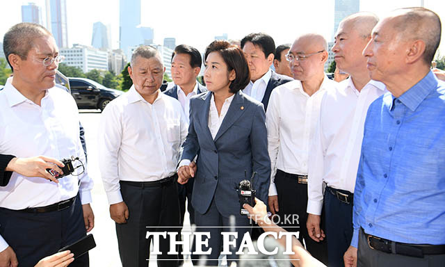 '삭발 의원들과 손잡은 나경원' 삭발을 마친 송석준, 장석춘, 최교일, 이만희, 김석기 의원과 손잡은 나경원 원내대표.