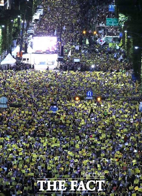 28일 오후 서울 서초구 서울중앙지검 앞에서 열린 7차 검찰개혁 사법적폐청산을 위한 촛불집회에 수많은 인파가 모여 있다. 오른쪽은 불꺼진 대검찰청./뉴시스