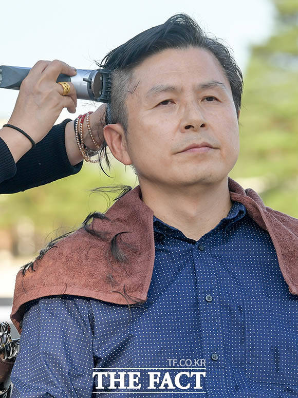 '김치 올드만' 별명 얻은 황 대표. 옆머리부터 깎아 잠깐 '투블럭' 헤어스타일을 한 황 대표의 모습이 영국 배우 게리 올드만과 닮아 '김치 올드만'이라는 별명도 얻기도 했다.