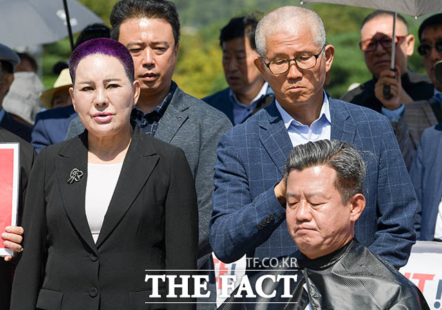 '원외인사까지 번지는 삭발' 김 전 지사의 삭발 후 송영선 전 새누리당(자유한국당 전신) 의원(왼쪽)도 삭발에 동참했다. 송 전 의원의 보라색 머리가 눈에 띈다.