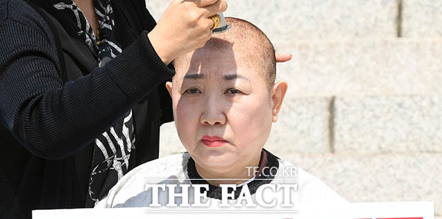 '릴레이로 가는 삭발' 이언주 의원의 삭발식 다음날인 11일 박인숙 자유한국당 의원이 한국당 소속으로는 처음으로 삭발을 감행한다.