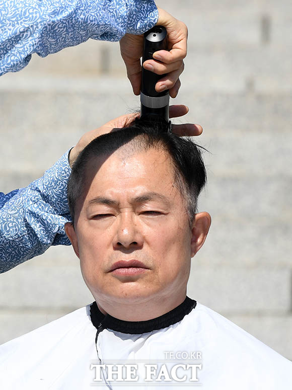 '초선 5명도 동참합니다' 19일 국회 계단 앞에서 삭발하는 이만희 자유한국당 의원.