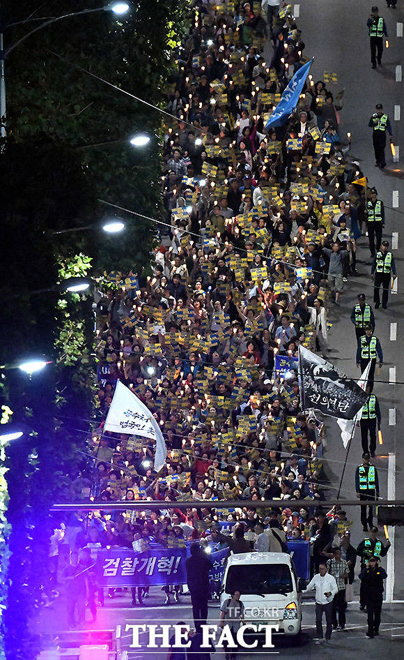 '사법적폐청산 범국민 시민연대'가 20일 오후 서울 서초동 서울중앙지검 앞에서 검찰개혁 등을 촉구하는 집회를 여고 있다. /이효균 기자