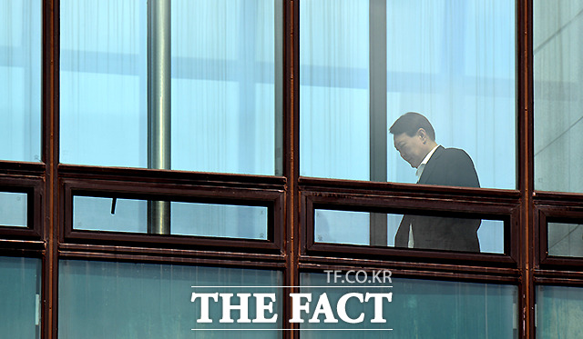 윤석열 검찰총장이 11일 오후 서울 서초구 대검찰청에서 점심 식사를 위해 이동하고 있다. /이새롬 기자