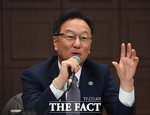 인건비 등 생산공장의 고정비 지출이 지속되는 상황에서 코오롱생명과학은 CMO(위탁생산) 사업이라는 돌파구를 마련했다. 사진은 이우석 코오롱생명과학 대표가 지난 7월 4일 서울 중구 프레스센터에서 열린 '인보사케이주 투약 환자 안전관리 종합 대책안 발표 기자회견'에 참석해 취재진과 질의응답을 하고 있는 모습. /이동률 기자