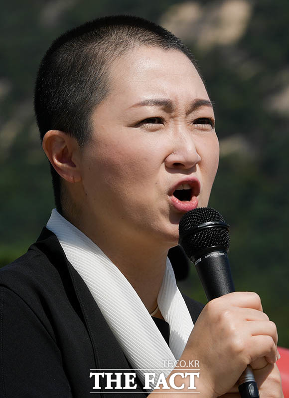 이언주 무소속 의원은 30일 오후 서울중앙지검에서 문재인 대통령, 이해찬 더불어민주당 대표 등에 대한 고발 기자회견에서 "권력을 잡고 있는 세력이 친위부대 수만명을 동원해서 검찰 기능을 마비시키고 국헌을 어지럽히고 있다"고 비판했다. /김세정 기자