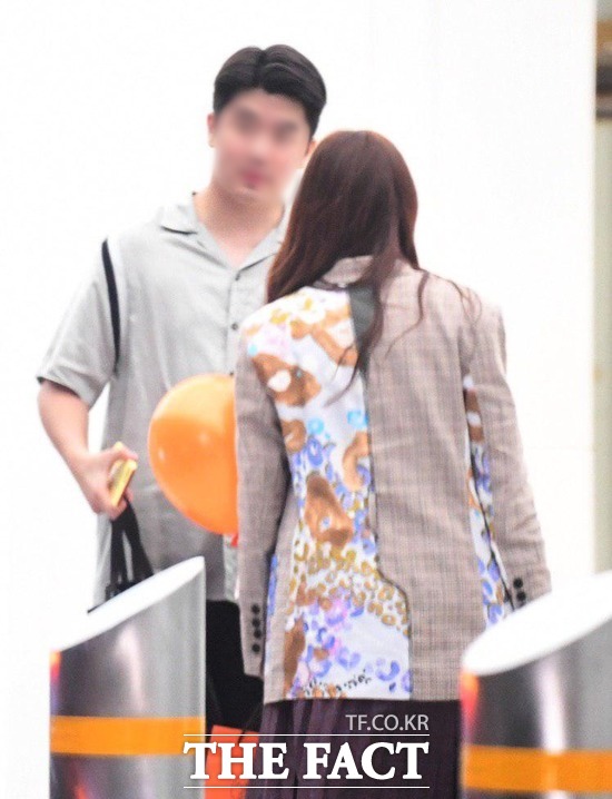 박규리와 송자호 큐레이터가 주변 시선을 크게 의식하지 않고 데이트를 하고 있다. /남윤호 기자