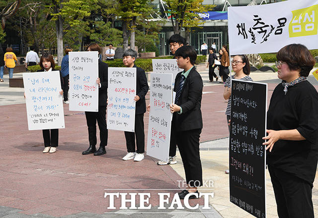 퍼포먼스 펼치는 참가자들