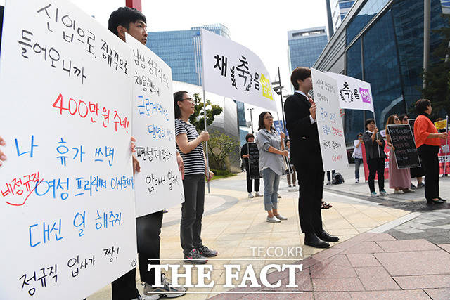 퍼포먼스 펼치는 참가자들