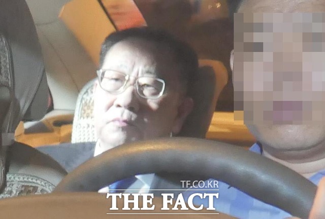 김명길 북한 외무성 순회대사가 3일 오후 스웨덴 스톡홀름으로 향하는 비행기 표를 예약했다. 지난 2월 베트남 하노이 회담 당시 김정은 북한 국무위원장 숙소 멜리아 호텔 앞에서 포착된 김 전 대사. /이원석 기자