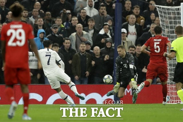 2014브라질 월드컵 골든글러브상 수상자 노이어의 철벽 방어를 뚫은 손흥민의 양발 슛./런던=AP.뉴시스