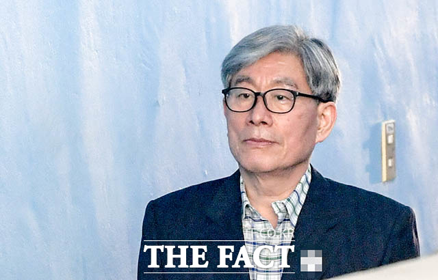 원세훈 전 국정원장이 15일 오후 서울 서초구 서울고등법원에서 열린 횡령과 뇌물수수 혐의 등으로 1심에서 징역 15년을 선고받은 이명박 전 대통령의 항소심에 증인으로 출석하기 위해 호송차에 내려 이동하고 있다. /김세정 기자