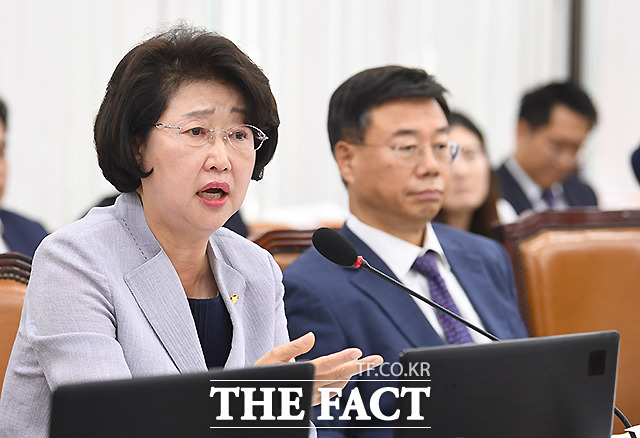 "문재인 대통령의 건망증을 보건복지부 장관이 챙겨야 한다"며 대통령의 치매 초기 증상을 언급한 김승희 의원