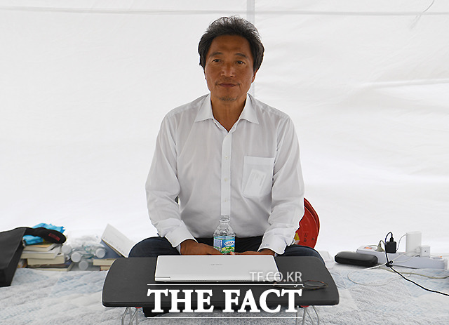 단식 종료를 하루 앞둔 2일 <더팩트>와 인터뷰를 하는 이 의원의 모습.