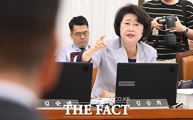 우리 당대표에게는 '정신나간 사람이라고 했으면서!'(이날 오전 이해찬 더불어민주당 대표는 황교안 자유한국당 대표가 전날 열린 장외집회에서 문재인 대통령을 향해 ‘대통령이 제정신인지 의심스럽다’고 발언한 것에 대해 “국가원수에게 ‘제정신’ 운운하는건 아무리 정쟁에 눈이 어두워도 정신나간 사람이라 아니할 수 없다”고 비판한 바 있다.)