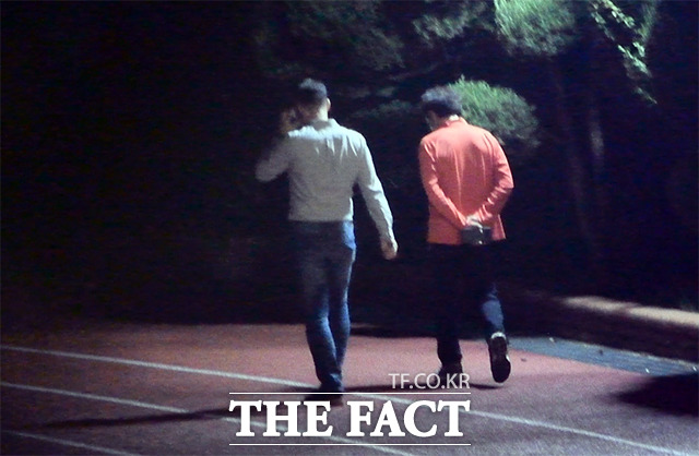 이날 저녁 어둠 속 다시 국회 운동장을 찾은 이 의원.