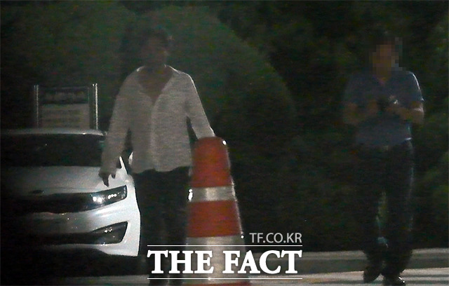 운동을 마친 이 의원(왼쪽)이 천막으로 돌아가고 있다.