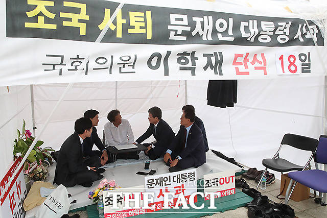 2일 오전 서울 여의도 국회에 마련된 천막에서 유승민 의원(오른쪽 세번째)과 지상욱 의원 등을 만나 대화를 나누는 이 의원.