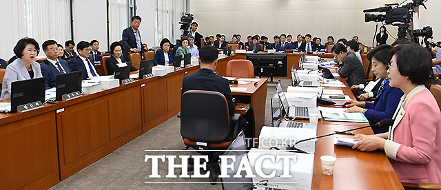 이에 강하게 반발하는 여당 의원들