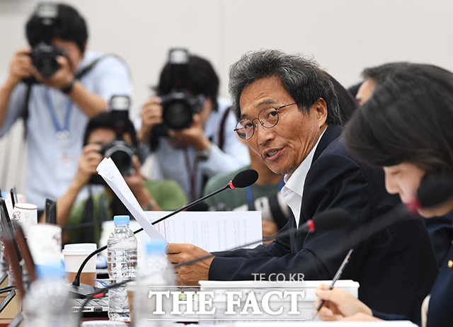 국정감사 첫날인 2일 교육부 등에 대한 교육위 국정감사에 참석한 이 의원.