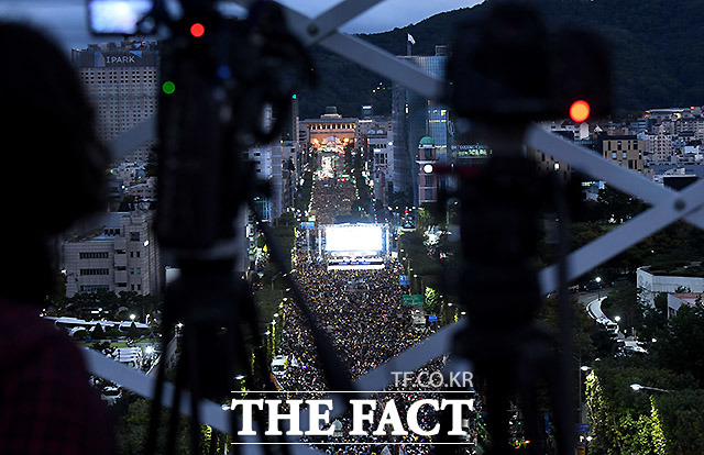 5일 오후 6시 '사법적폐청산 범국민 시민연대'가 서울 서초역 사거리에서 제8차 검찰개혁 촛불 문화제를 연 가운데 검찰 개혁을 촉구하고 조국 법무부 장관을 지지하는 시민들이 촛불을 들고 있다. /이효균 기자