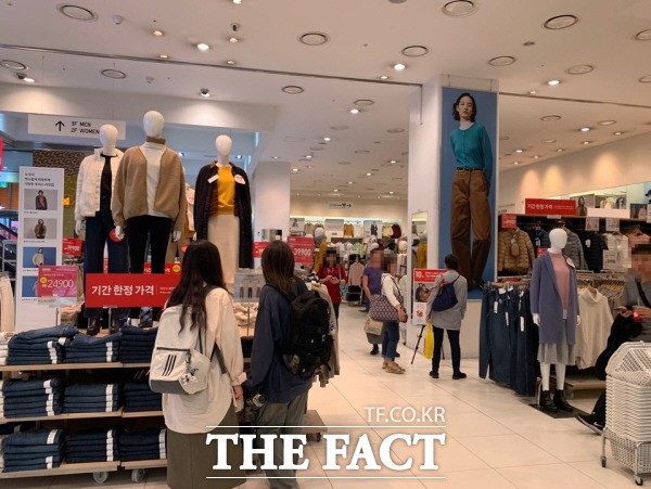 4일 오후 3시쯤 유니클로 홍대점 모습. 점심 때보다 많은 고객이 매장을 둘러보고 있다.