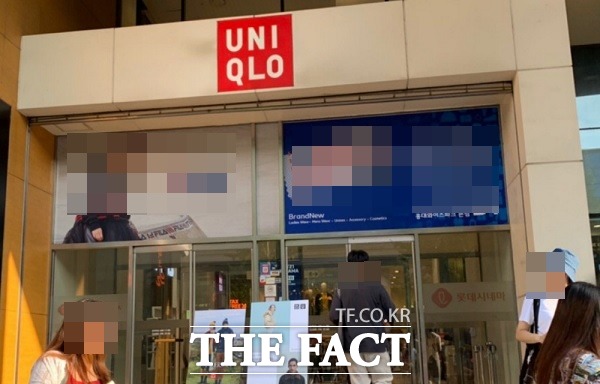 유니클로 홍대점 관계자들은 기자의 질문에 인터뷰가 금지돼 있다고 했다. 본사 측은 이번 역대급 할인 행사는 불매운동 대응 이벤트는 아니라는 입장을 나타냈다.